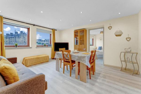 Modern & Spacious 3 Bedroom Apartment in Heart of Edinburgh - Private Car Park on Site & Stunning Views of Arthur Seat - SLEEPS 10